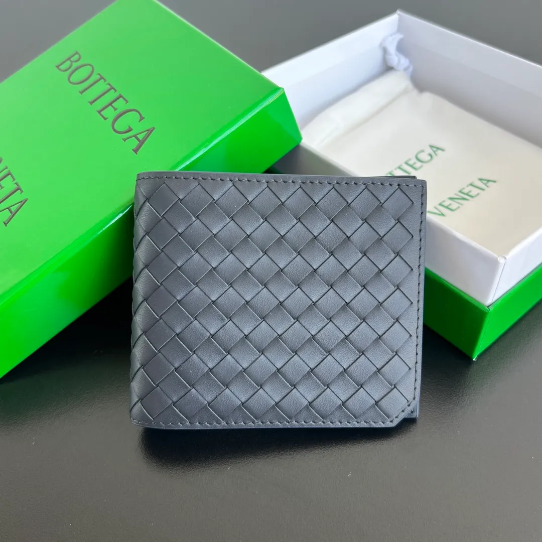 BV's new 796966 woven Piccolo Bi-Fold bi-fold wallet. Fine woven design. Fashionable and classic coexist. Classic calfskin feel. Needless to say, bi-fold short wallet. Intimate design. 8 card slots are enough for daily use. One banknote layer and two extra pockets for change, banknotes and cards to keep your storage organized. P560 Size9.5*11*0.5cm